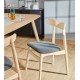Set van 4 mei VeryForma natuurlijke massief houten stoelen en donkergrijs kussen